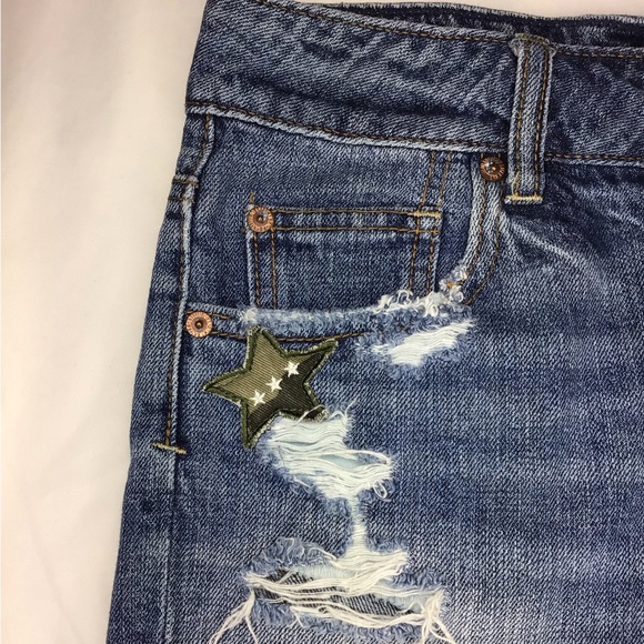AMERICAN EAGLE PATCHED JEAN SHORTS SIZE 4 - Picture 5 of 6